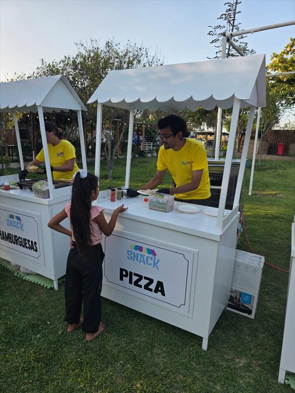 Carritos de comida para eventos con hamburguesas y pizza