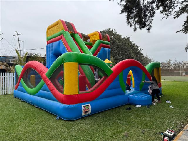 Millenium, inflable muy grande con laberintos y resbaladera