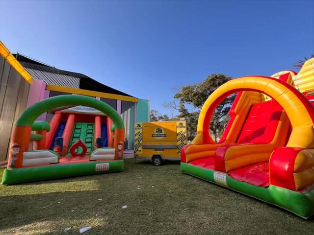 Inflables armados en un jardín para un evento