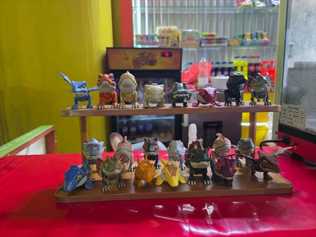 Estante de la cafetería con muñecos y juguetes