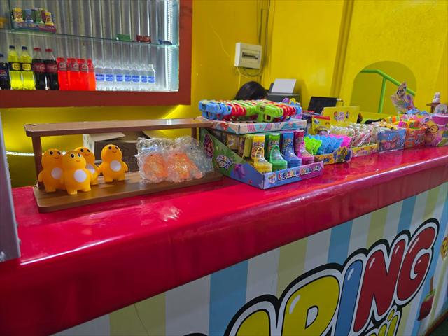 Mostrador de la cafetería con gaseosas, dulces y juguetes