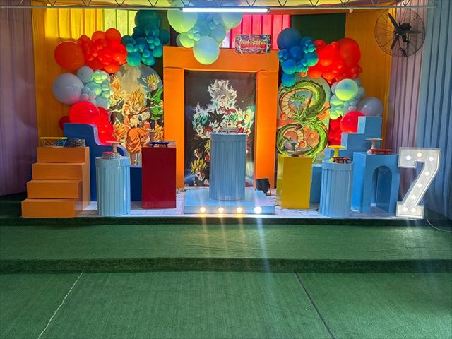 Escenario de cumpleaños con globos rojos, azules y el número 7