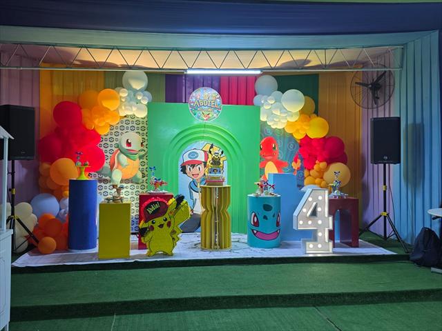 Escenario de cumpleaños temático con globos y el número 4
