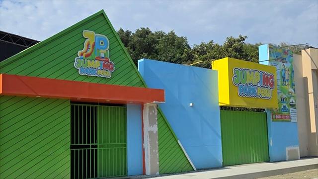 Fachada de Jumping Park Perú con el letrero amarillo y la entrada verde