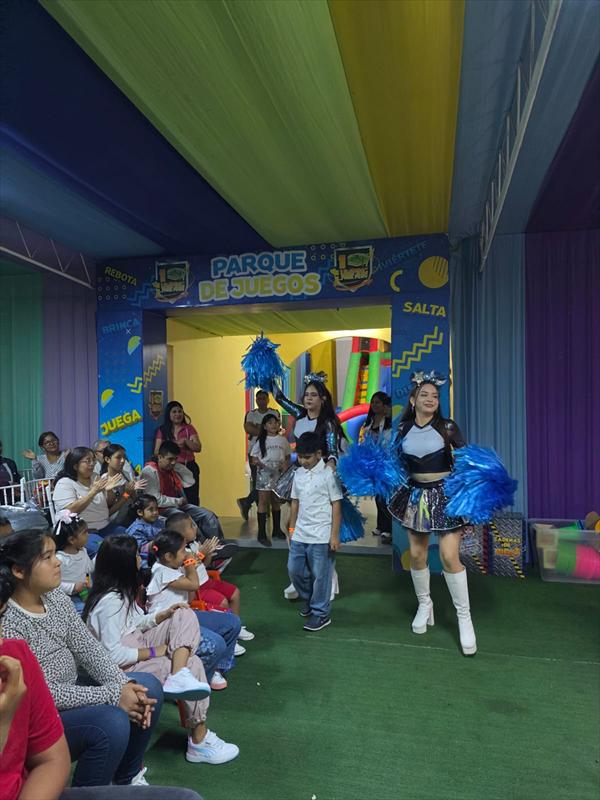 Show de animación frente al arco «Parque de juegos» con niños mirando