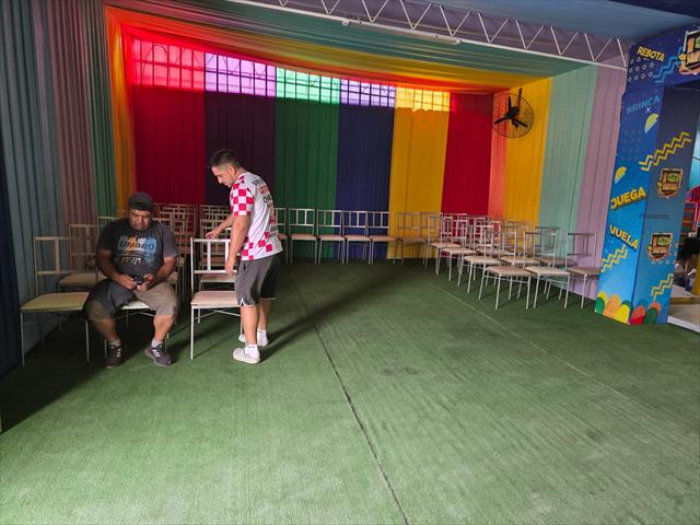 Carpa de cortinas de colores con sillas listas para una fiesta